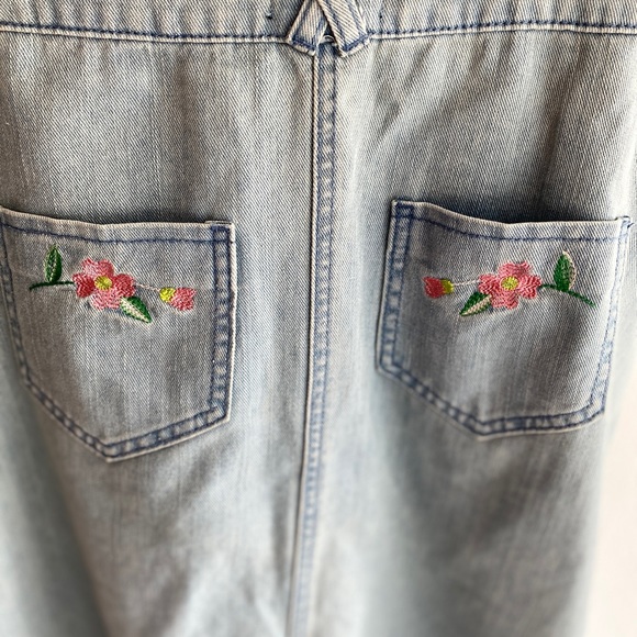 Topshop Jean skirt with front floral embroidered pockets with snaps. Size 6 - Picture 10 of 16